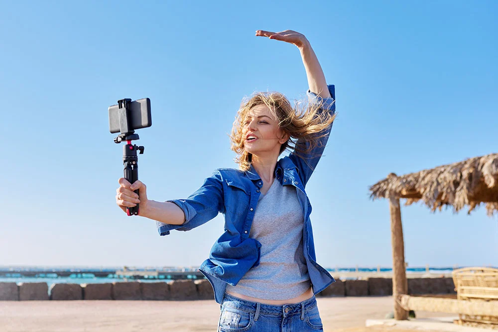 vlogger making video